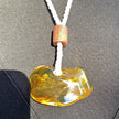 Einzigartiger Anhänger aus poliertem Bernstein mit Baumwollkordel