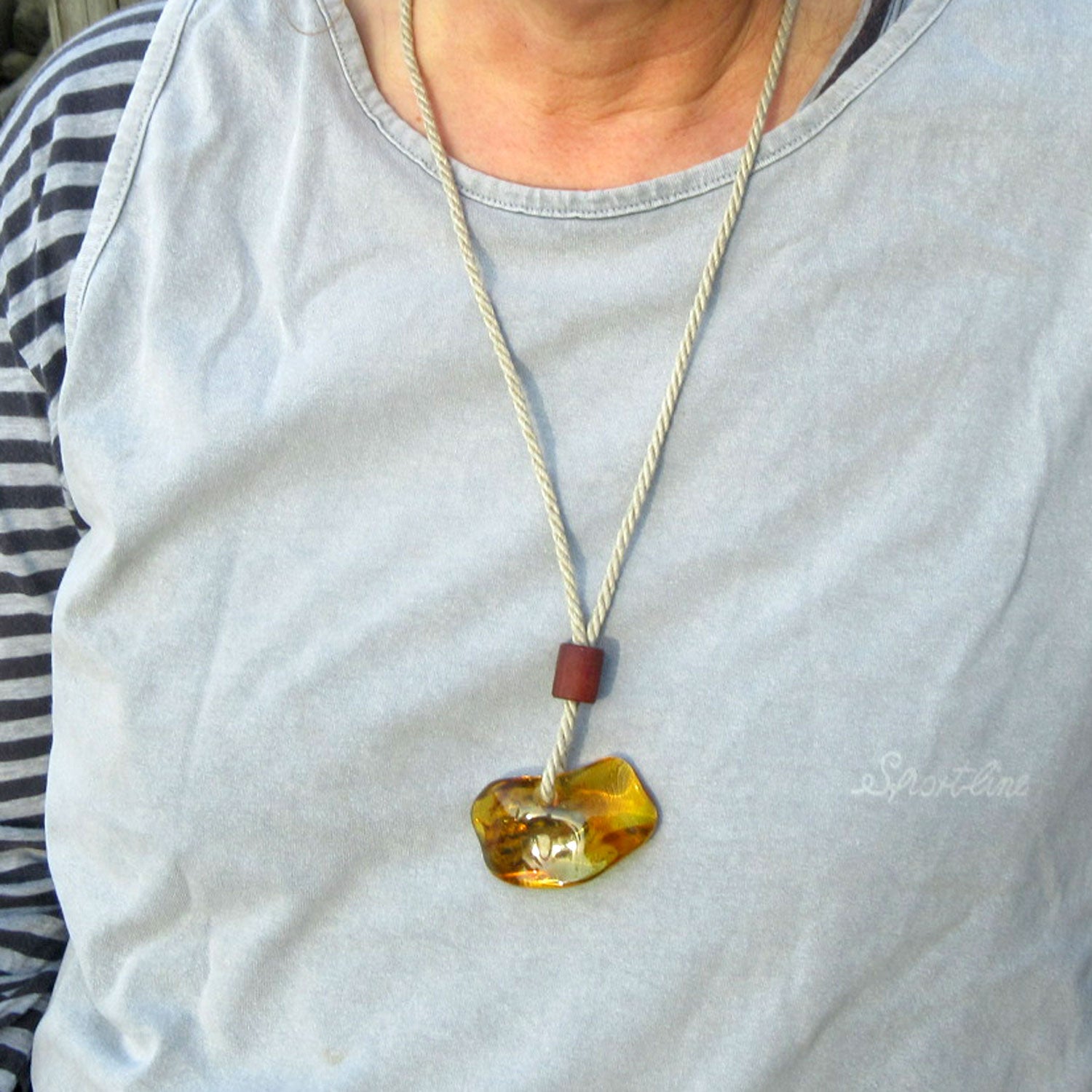 Einzigartiger Anhänger aus poliertem Bernstein mit Baumwollkordel