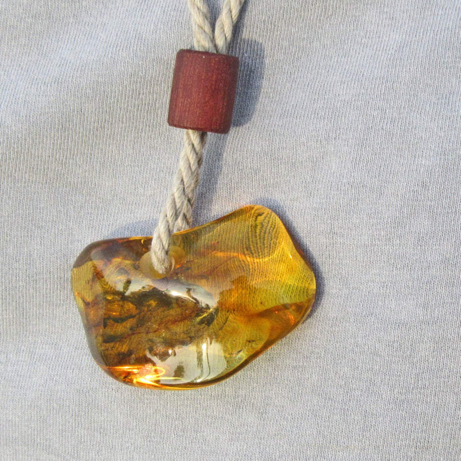 Einzigartiger Anhänger aus poliertem Bernstein mit Baumwollkordel