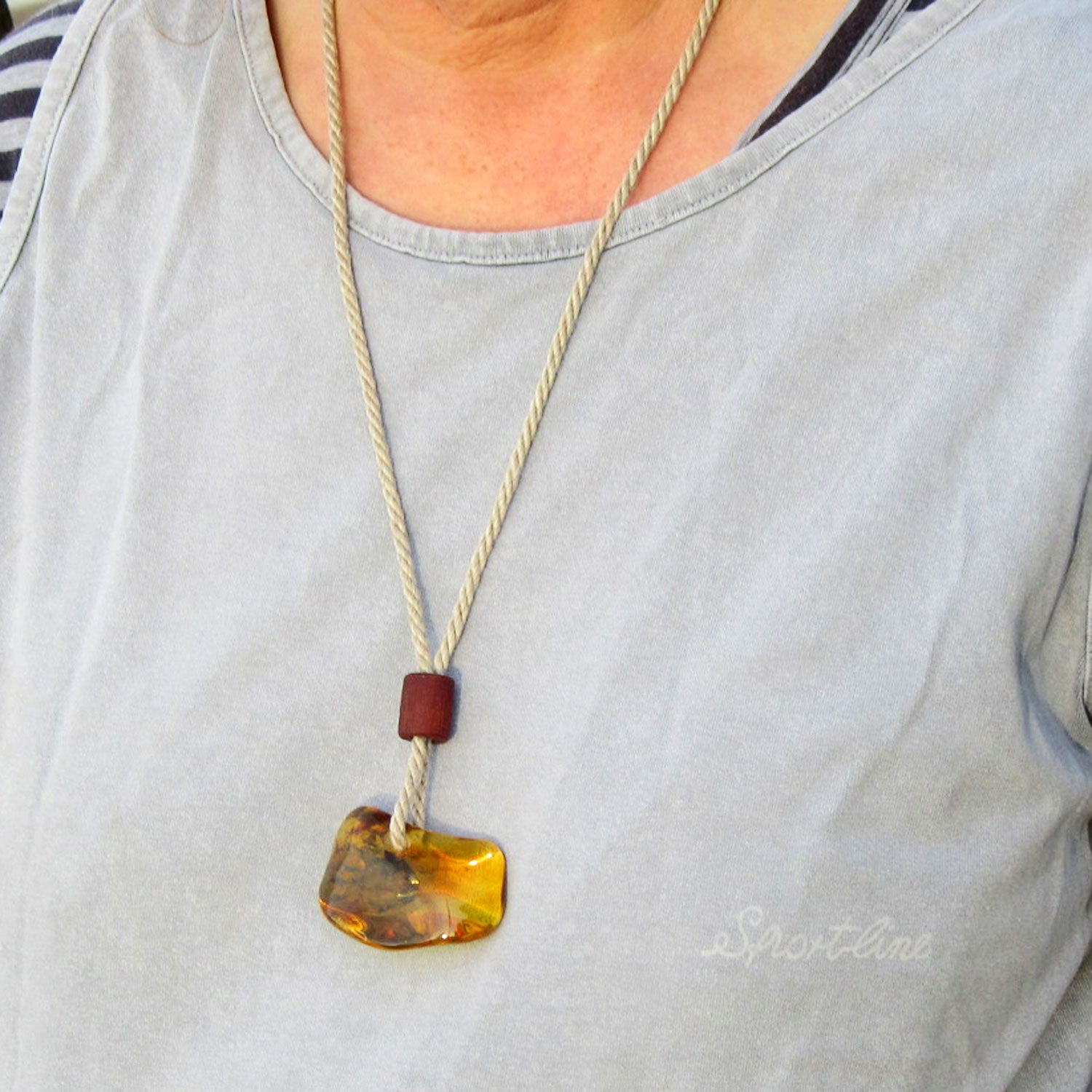 Einzigartiger Anhänger aus poliertem Bernstein mit Baumwollkordel
