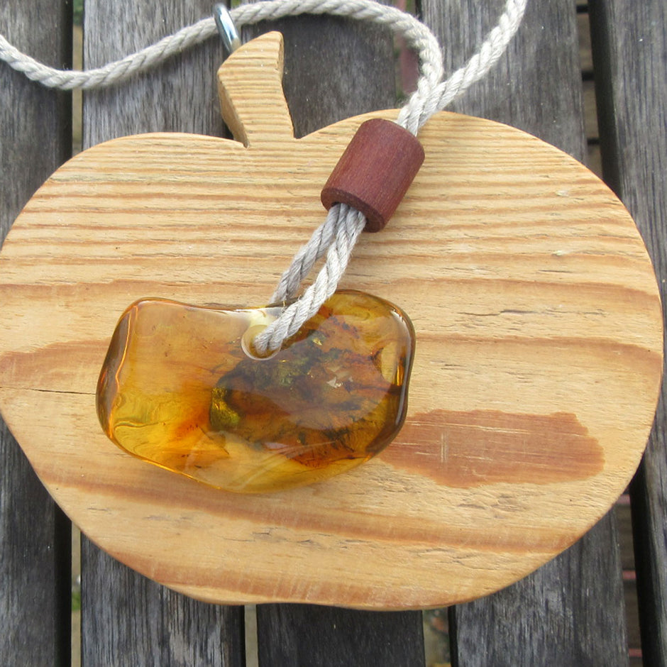 Einzigartiger Anhänger aus poliertem Bernstein mit Baumwollkordel