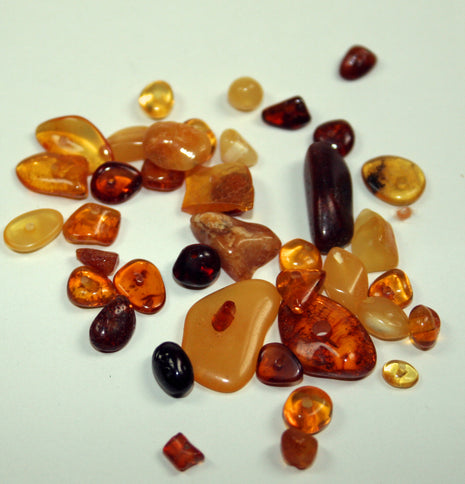 10g polierte Bernsteine gebohrt, lose zum Basteln