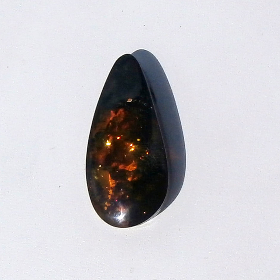 Einzigartiges, grünliches Bernsteinstück mit Bohrung