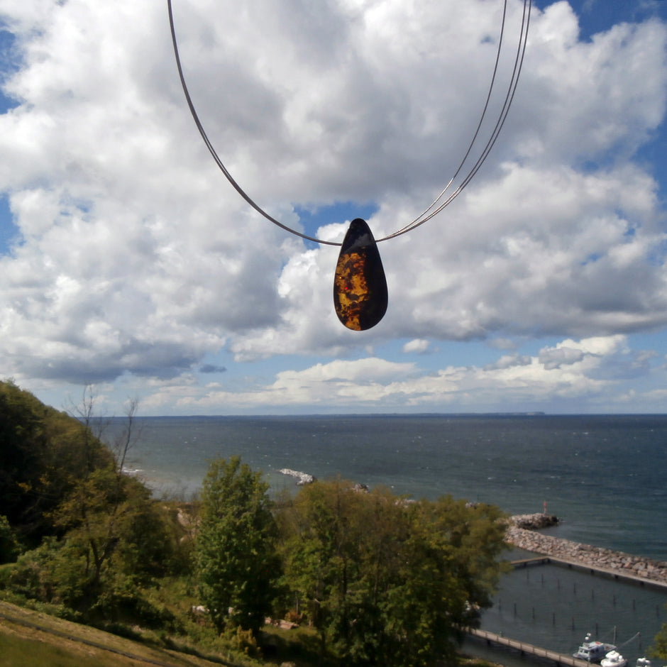Einzigartiges, grünliches Bernsteinstück mit Bohrung