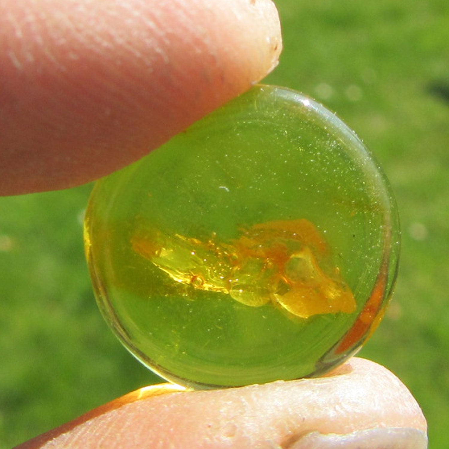 Sonnengelber Bernsteinplug fürs Ohr, handgeschliffen