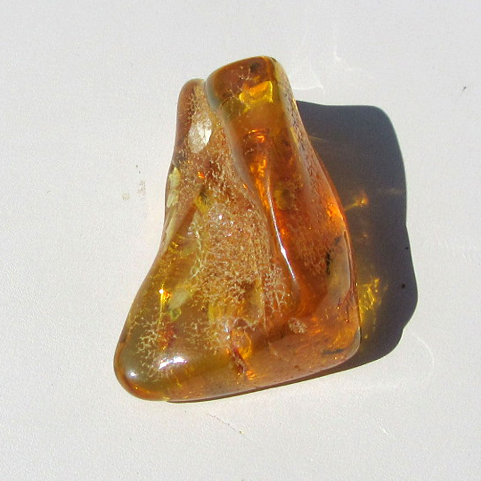 Poliertes Bernsteinstück von der Ostsee-Insel, gebohrt