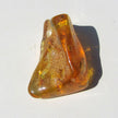 Poliertes Bernsteinstück von der Ostsee-Insel, gebohrt
