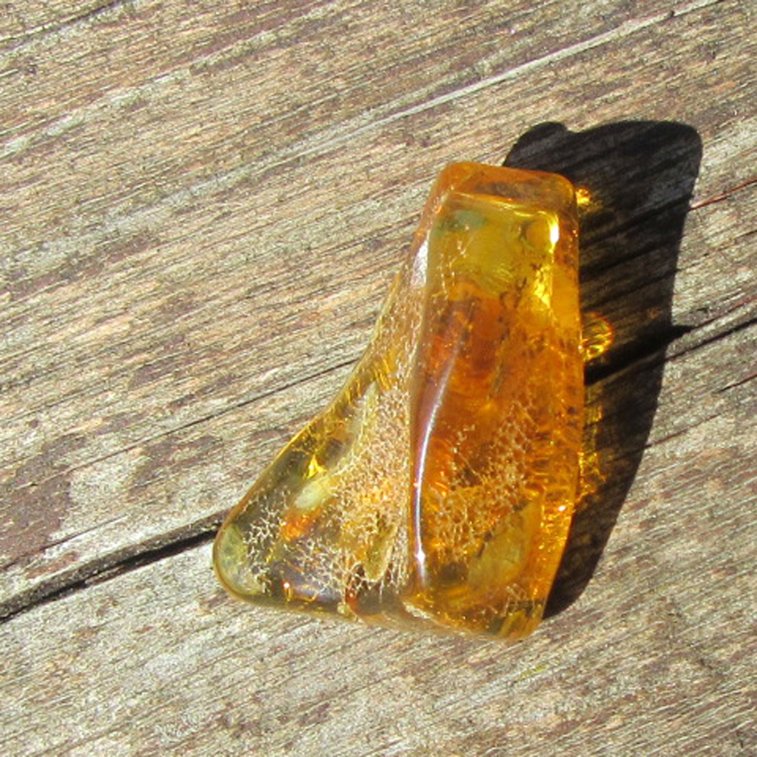 Poliertes Bernsteinstück von der Ostsee-Insel, gebohrt