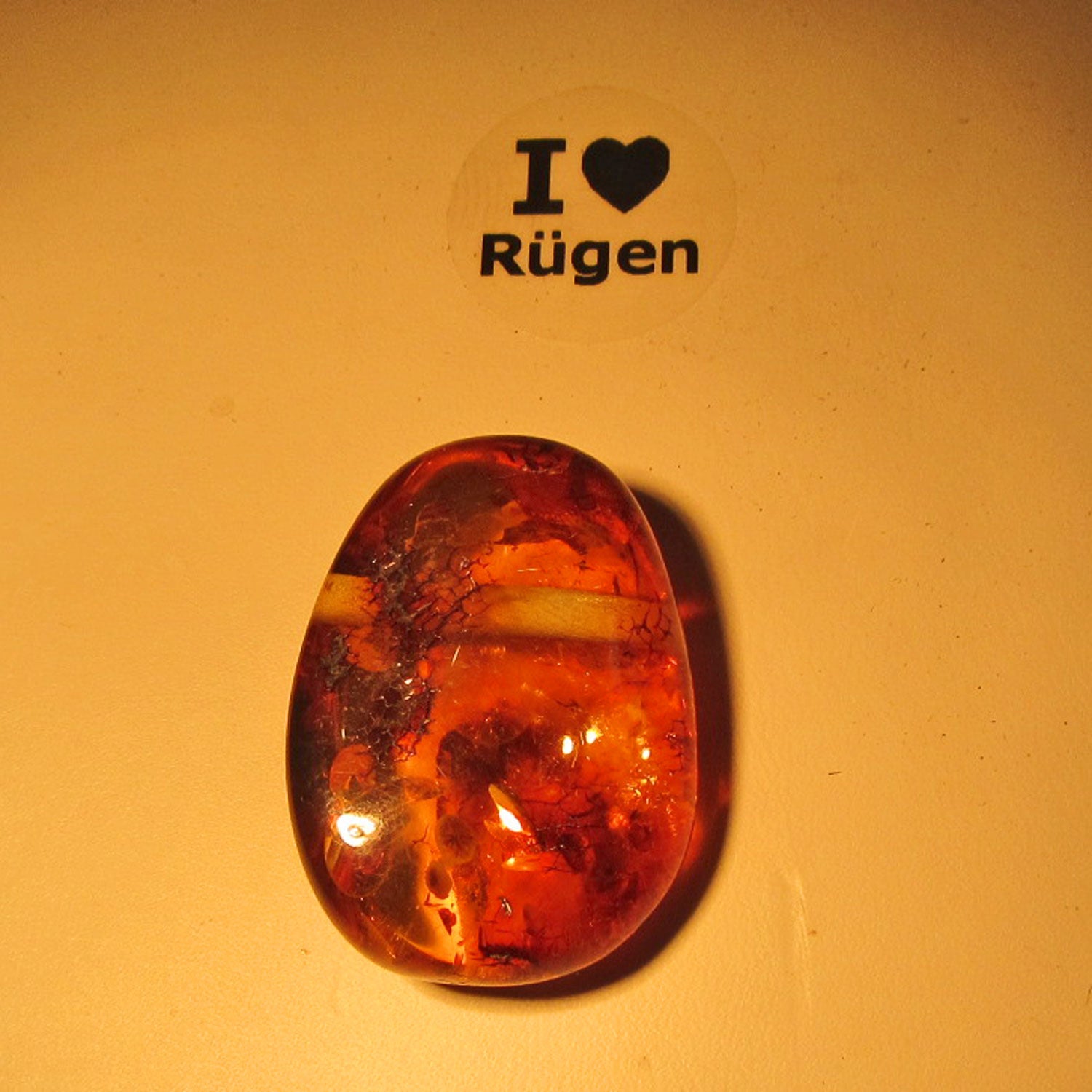 Elegantes Bernsteinstück von der Ostsee-Insel Rügen