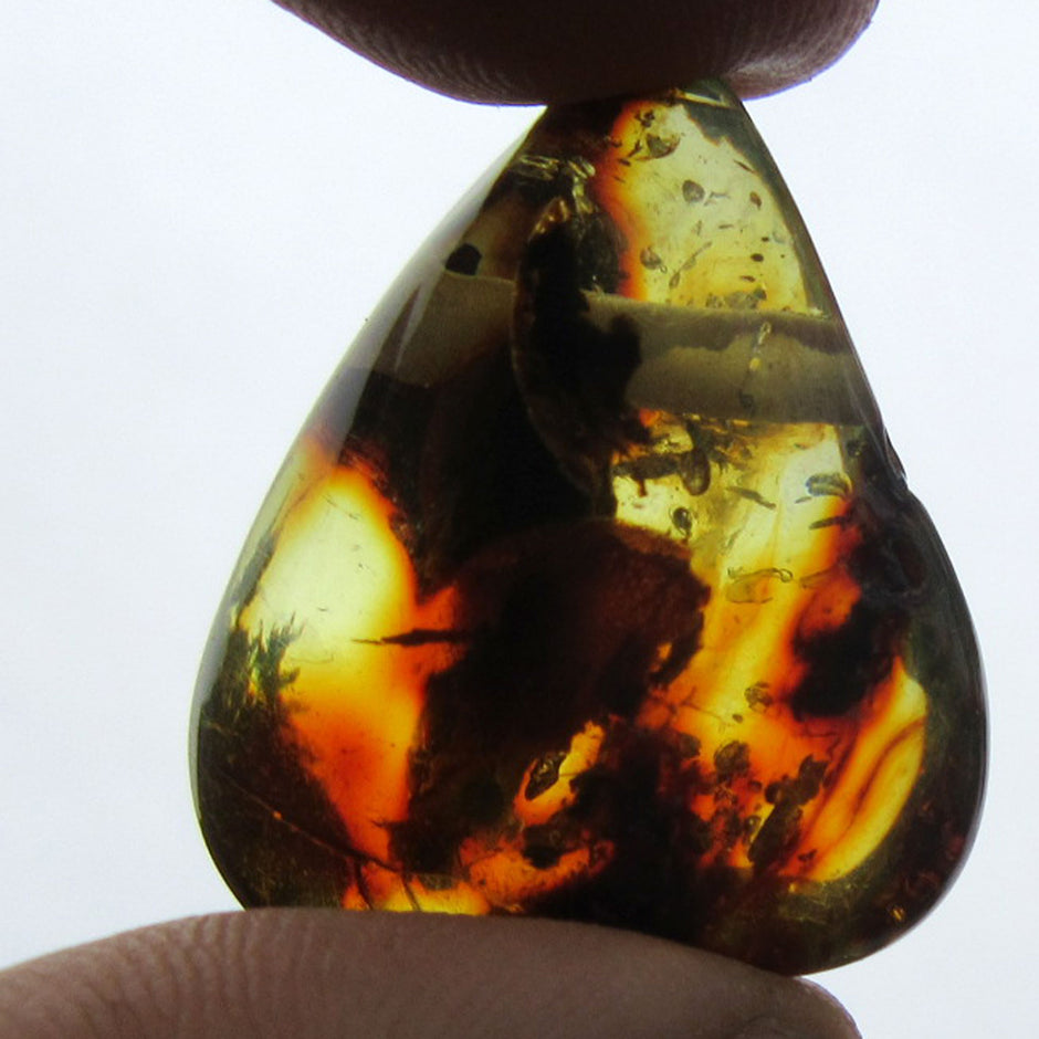 Poliertes Bernsteinstück, einzigartig und handgebohrt