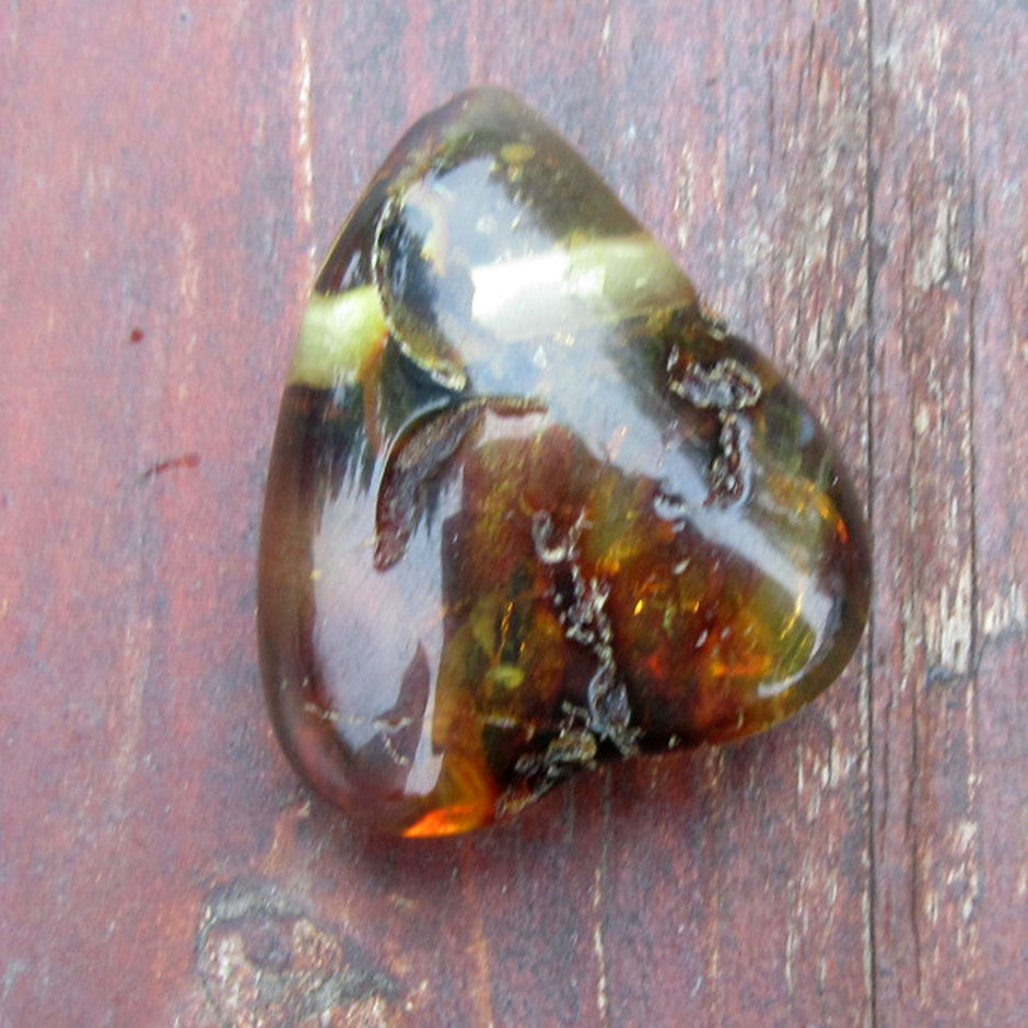 Poliertes Bernsteinstück, einzigartig und handgebohrt