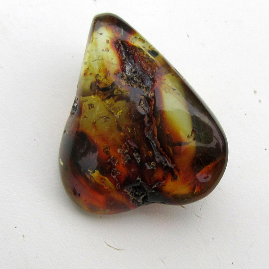 Poliertes Bernsteinstück, einzigartig und handgebohrt