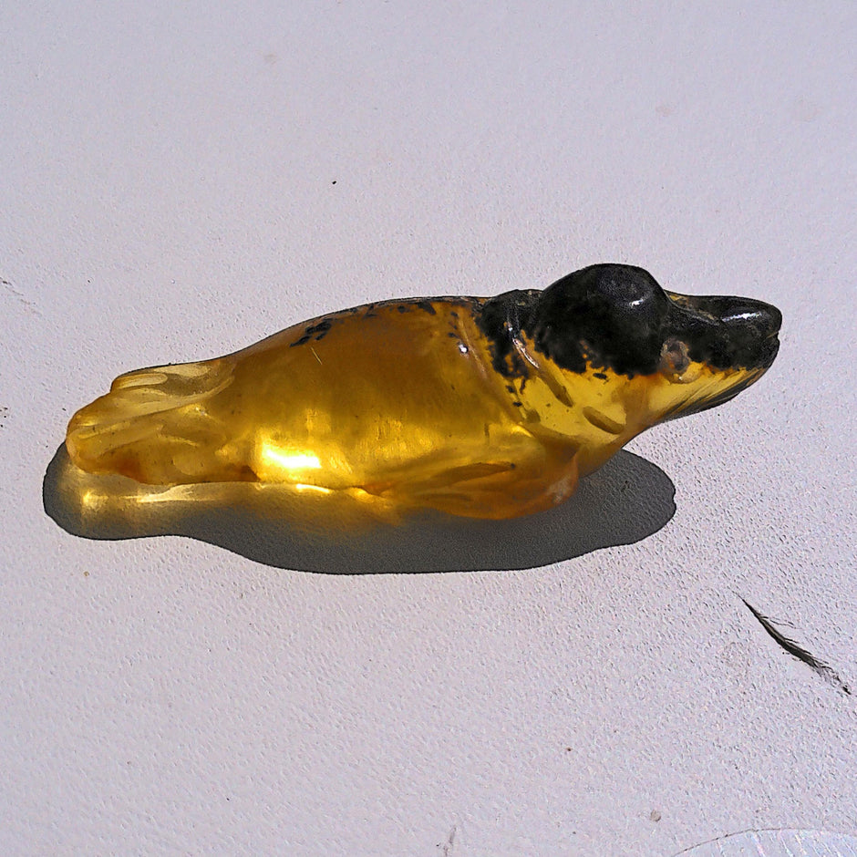 Seehund aus hellem Bernstein – maritimes Unikat