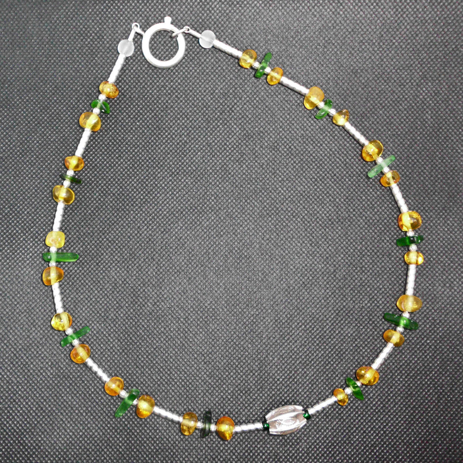 Collier aus Bernsteinen, Seeglas und Silber mit Fischmotiven