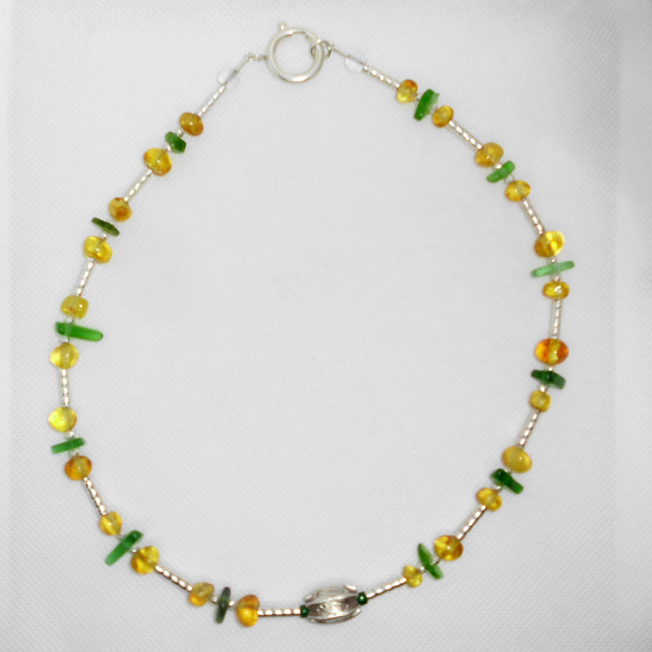 Collier aus Bernsteinen, Seeglas und Silber mit Fischmotiven