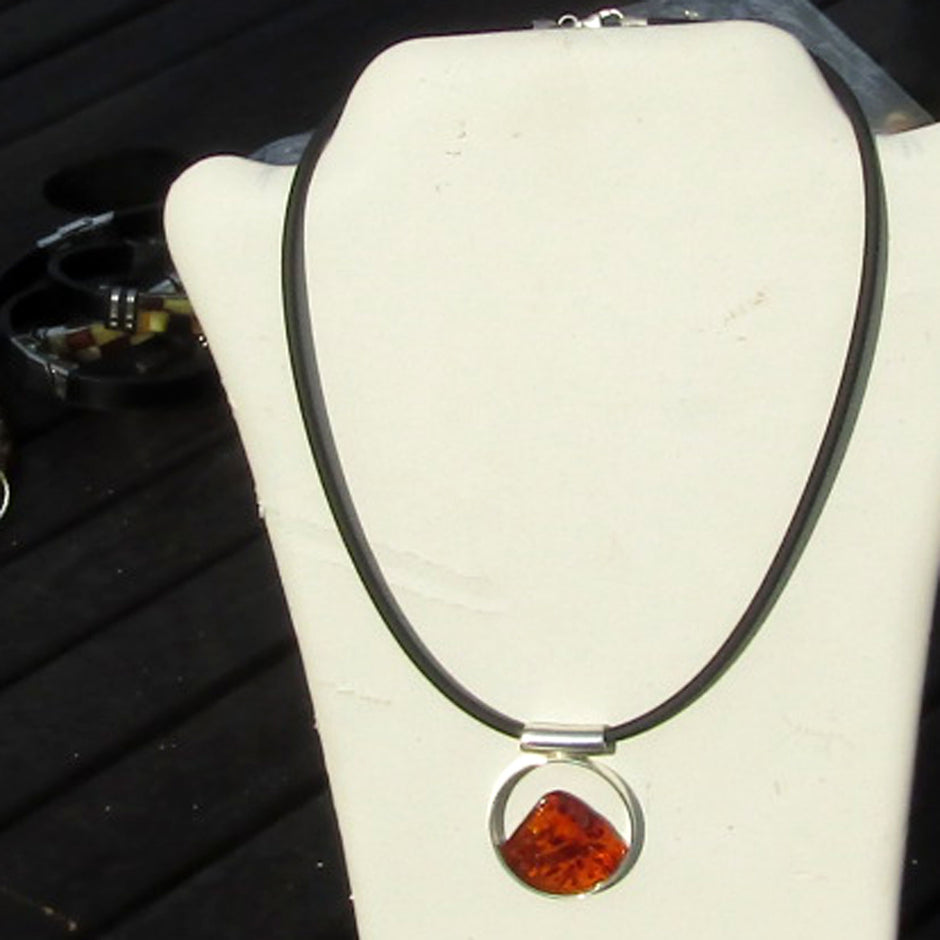 Bernstein in Silber gefasst – Unikat mit Einschlüssen