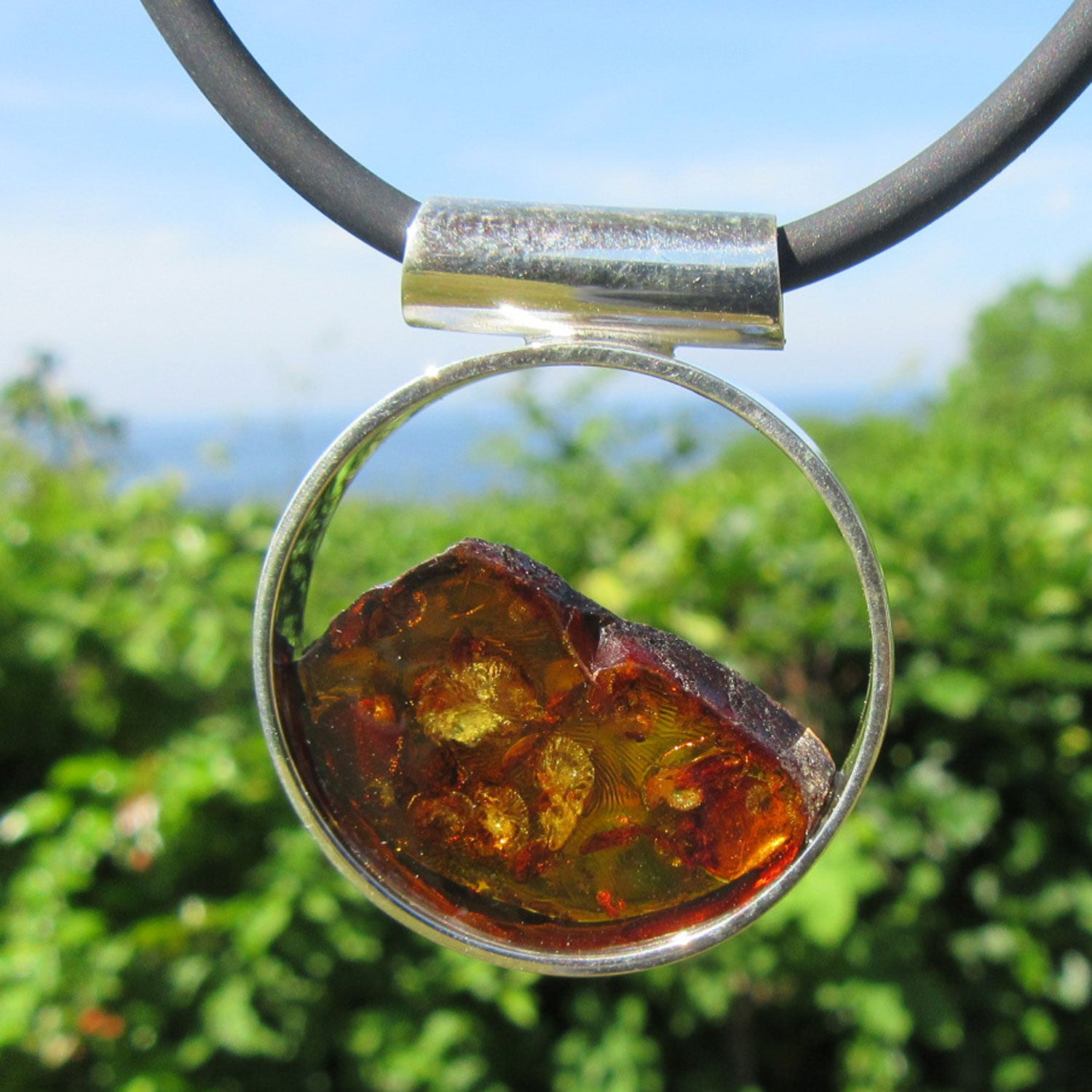 Runder Anhänger aus kognakfarbenem Bernstein und Silber