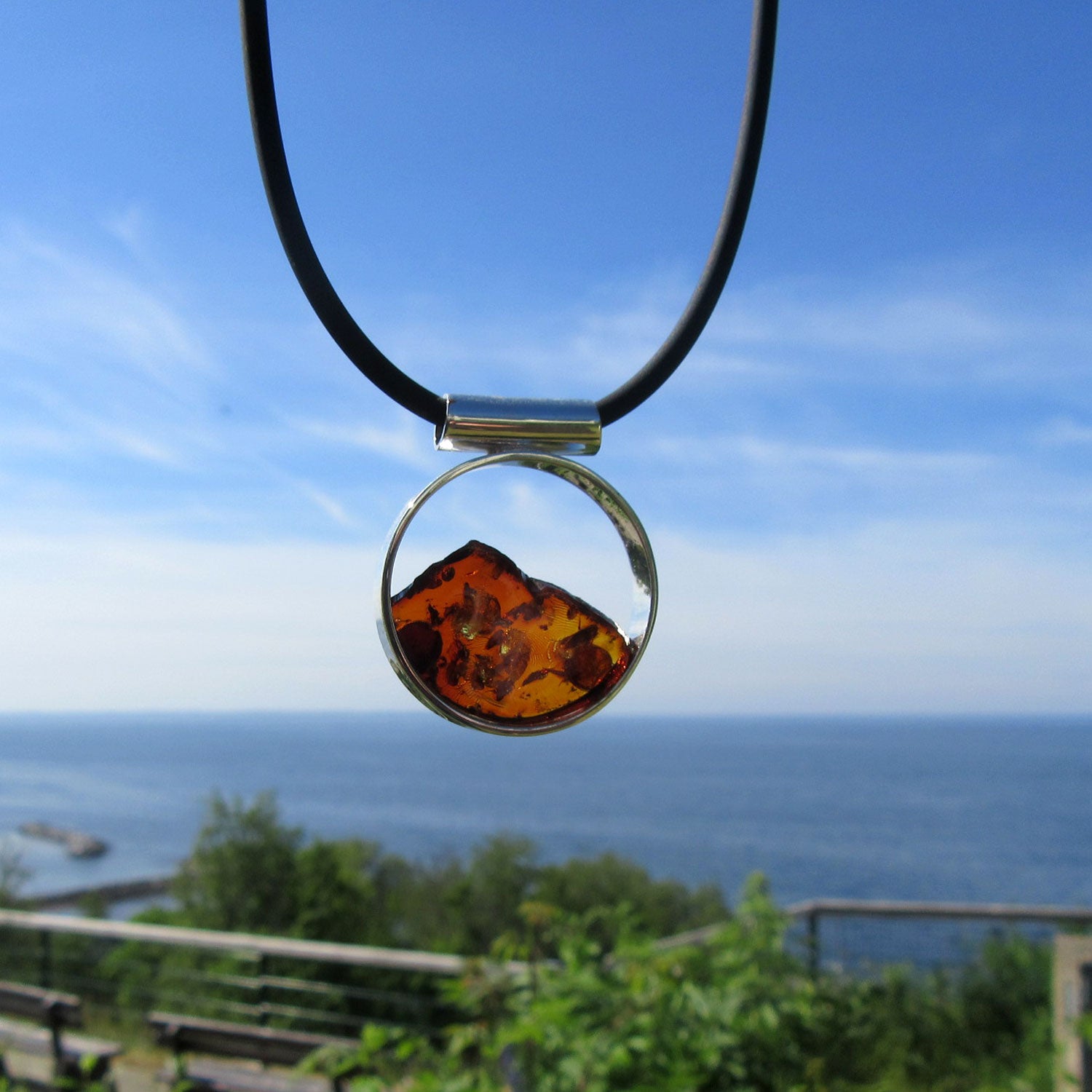 Runder Anhänger aus kognakfarbenem Bernstein und Silber