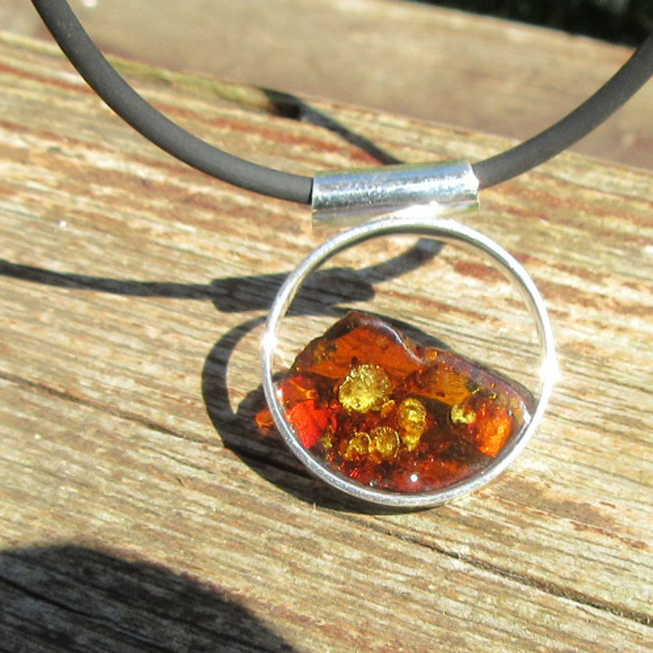 Runder Anhänger aus kognakfarbenem Bernstein und Silber