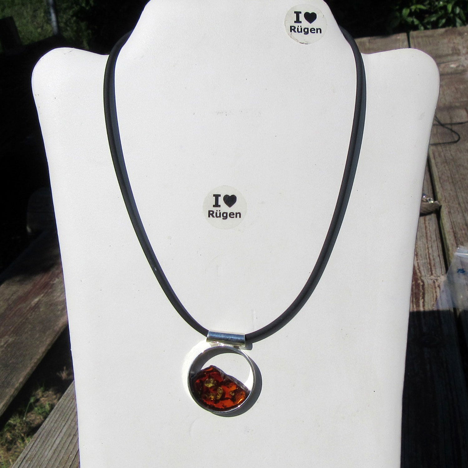 Runder Anhänger aus kognakfarbenem Bernstein und Silber