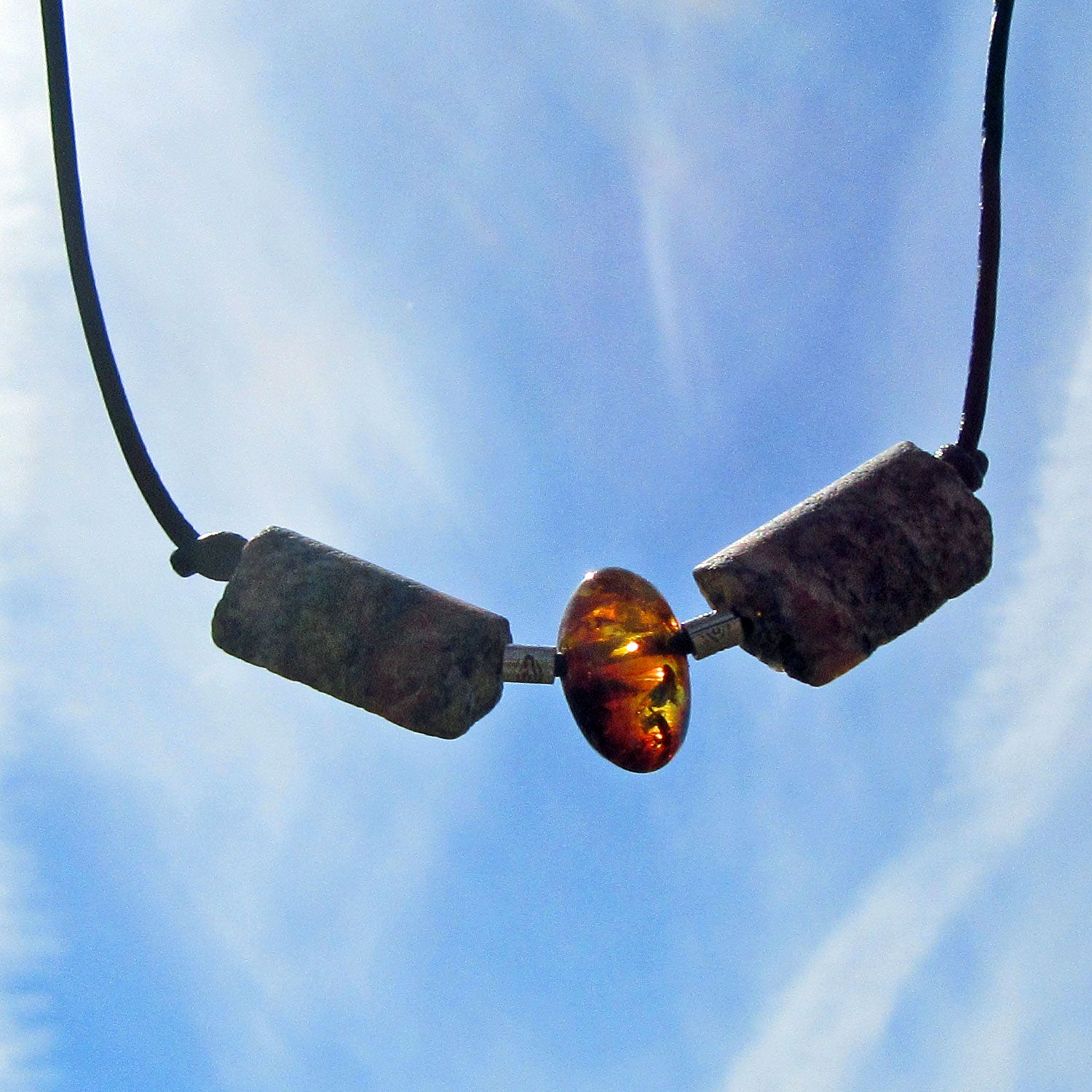 Halbe Kieselsteinwalzen mit Bernsteinperle und Silber