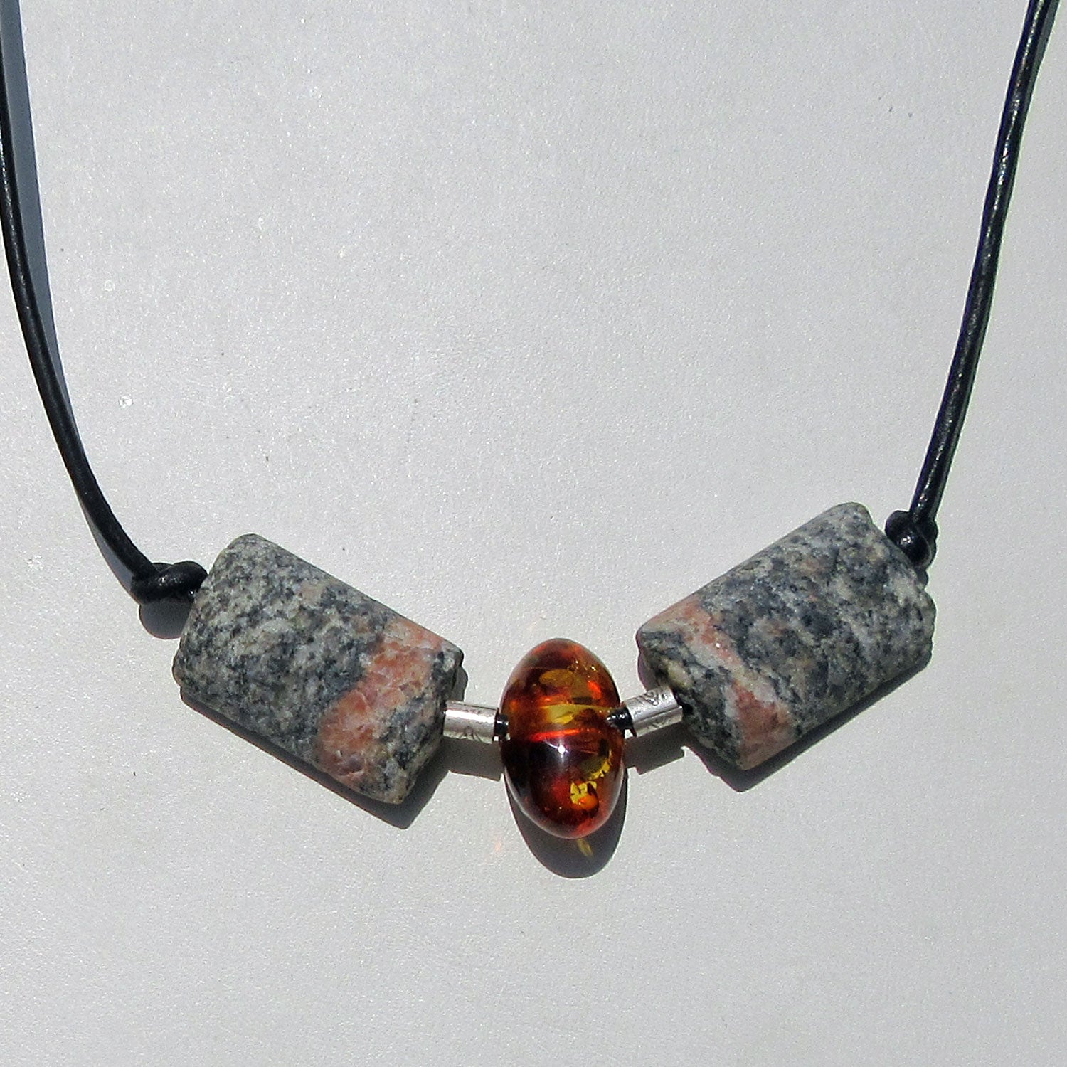 Halbe Kieselsteinwalzen mit Bernsteinperle und Silber