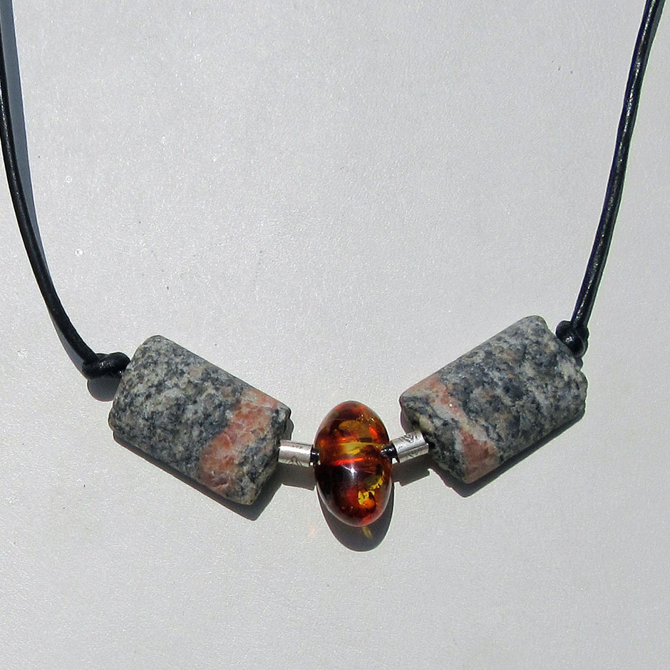 Halbe Kieselsteinwalzen mit Bernsteinperle und Silber