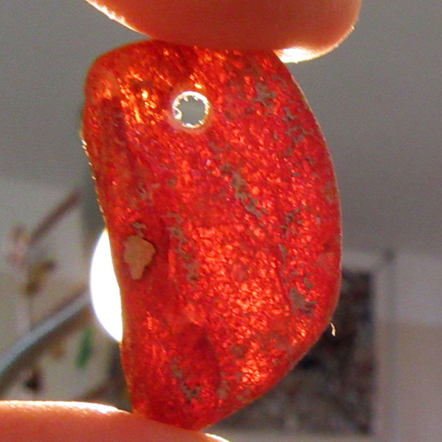 Dunkles Bernsteinstück, unpoliert und gebohrt