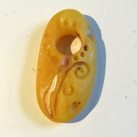 Geschliffenes Bernsteinstück von der Ostsee-Insel, Unikat