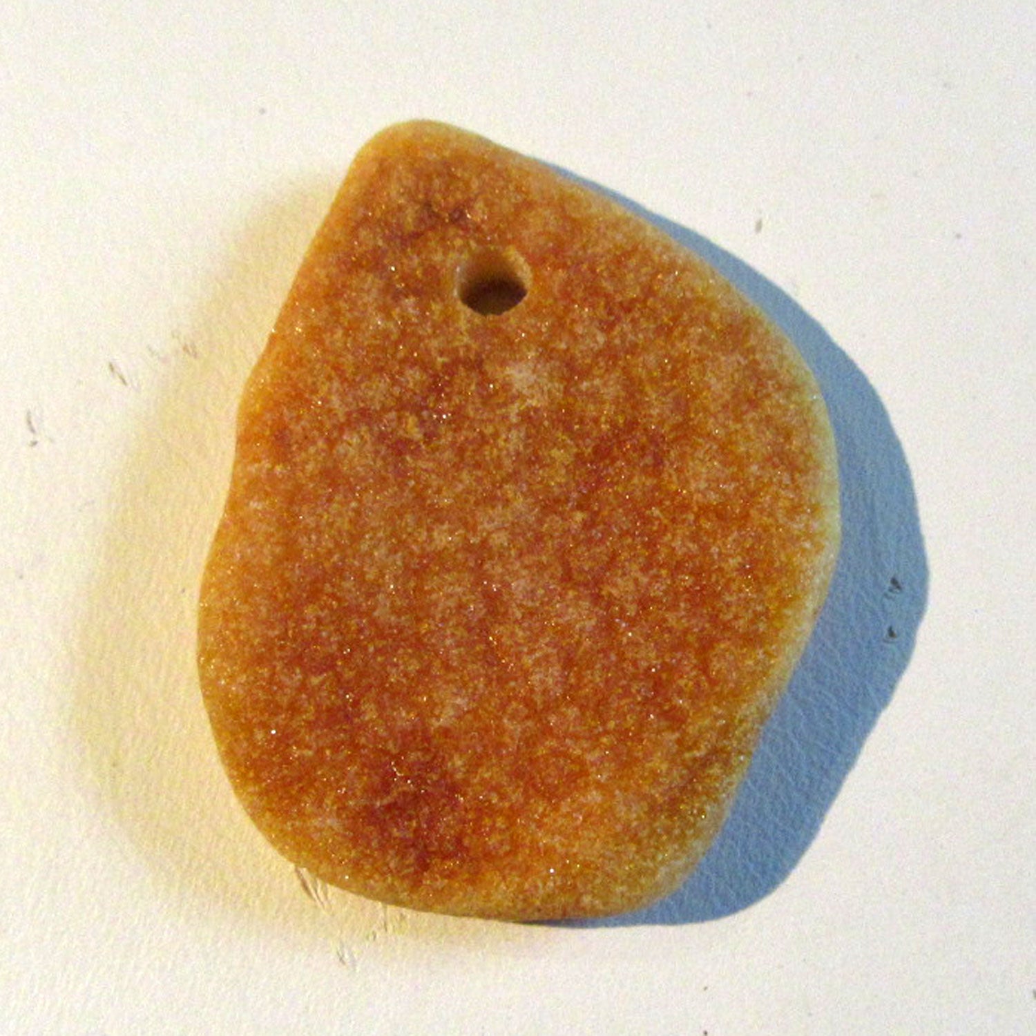 Honiggelbes Bernsteinstück, unpoliert und gebohrt