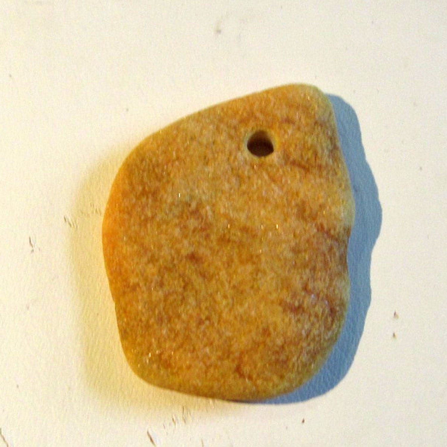 Honiggelbes Bernsteinstück, unpoliert und gebohrt