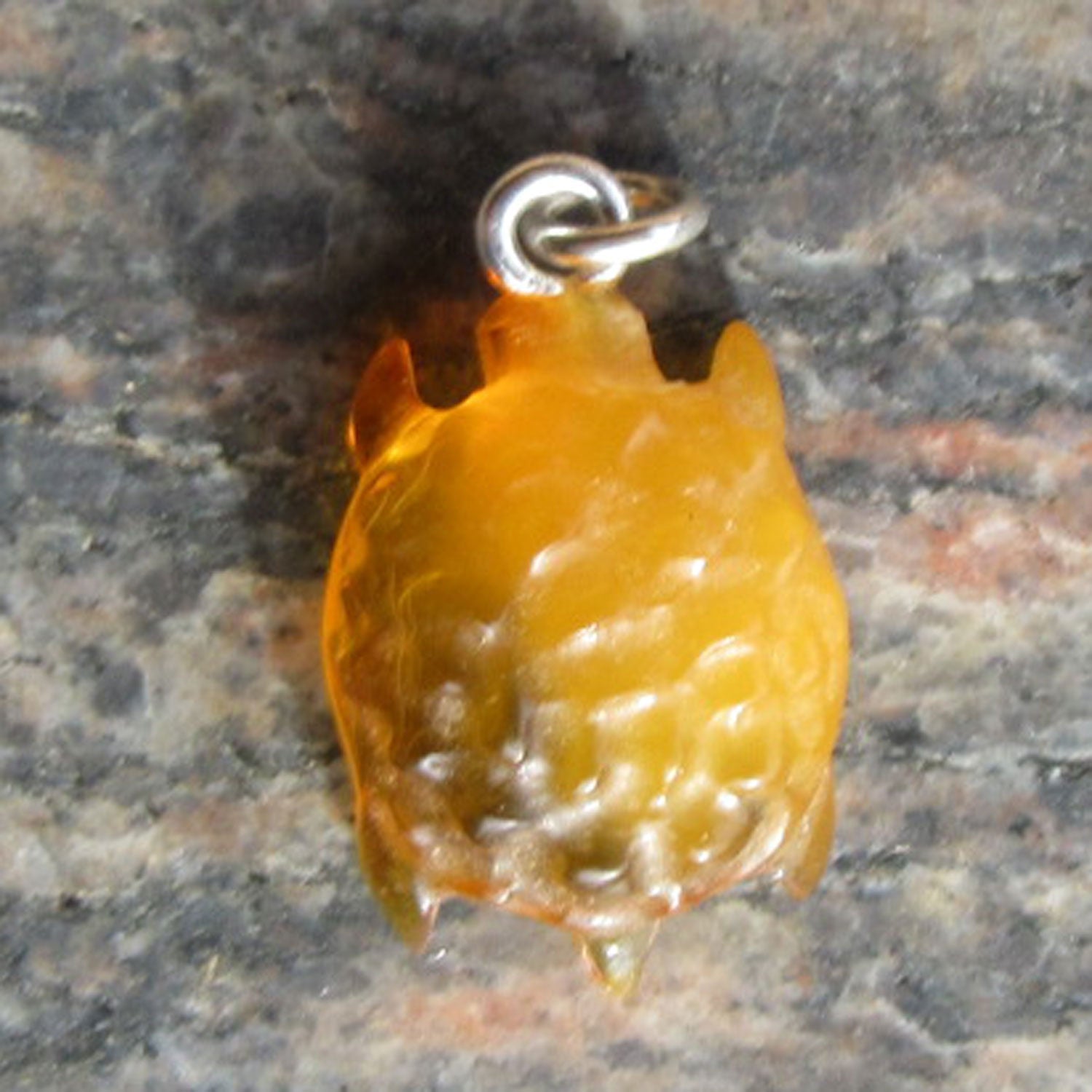 Anhänger Schildkröte aus honigfarbenem Bernstein
