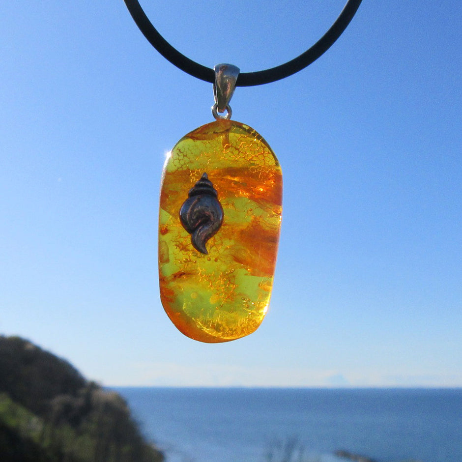 Anhänger aus sonnengelben Bernstein mit silberner Schnecke