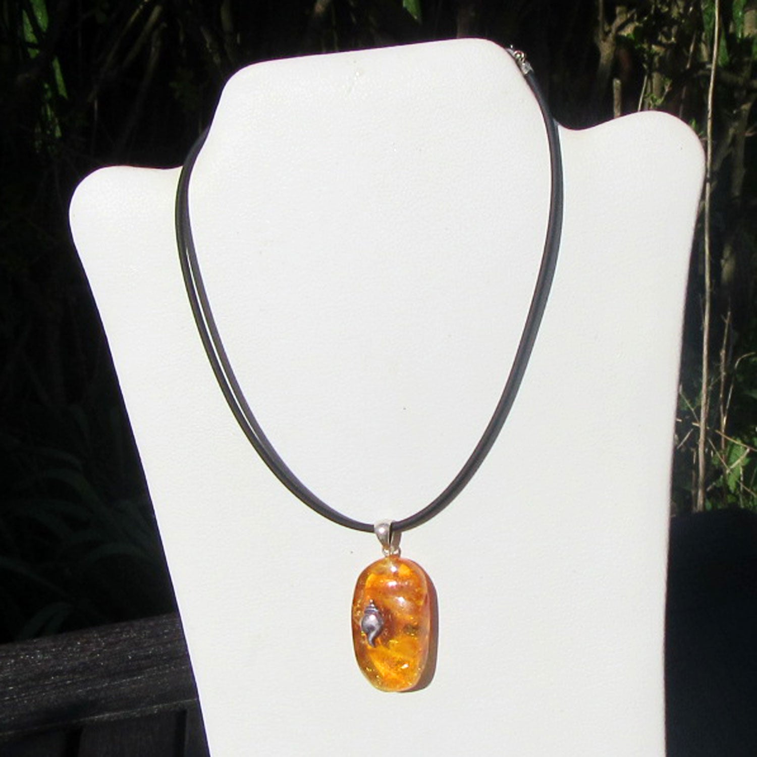 Anhänger aus sonnengelben Bernstein mit silberner Schnecke