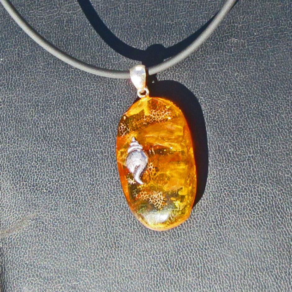 Anhänger aus sonnengelben Bernstein mit silberner Schnecke