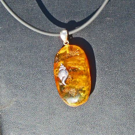 Anhänger aus sonnengelben Bernstein mit silberner Schnecke