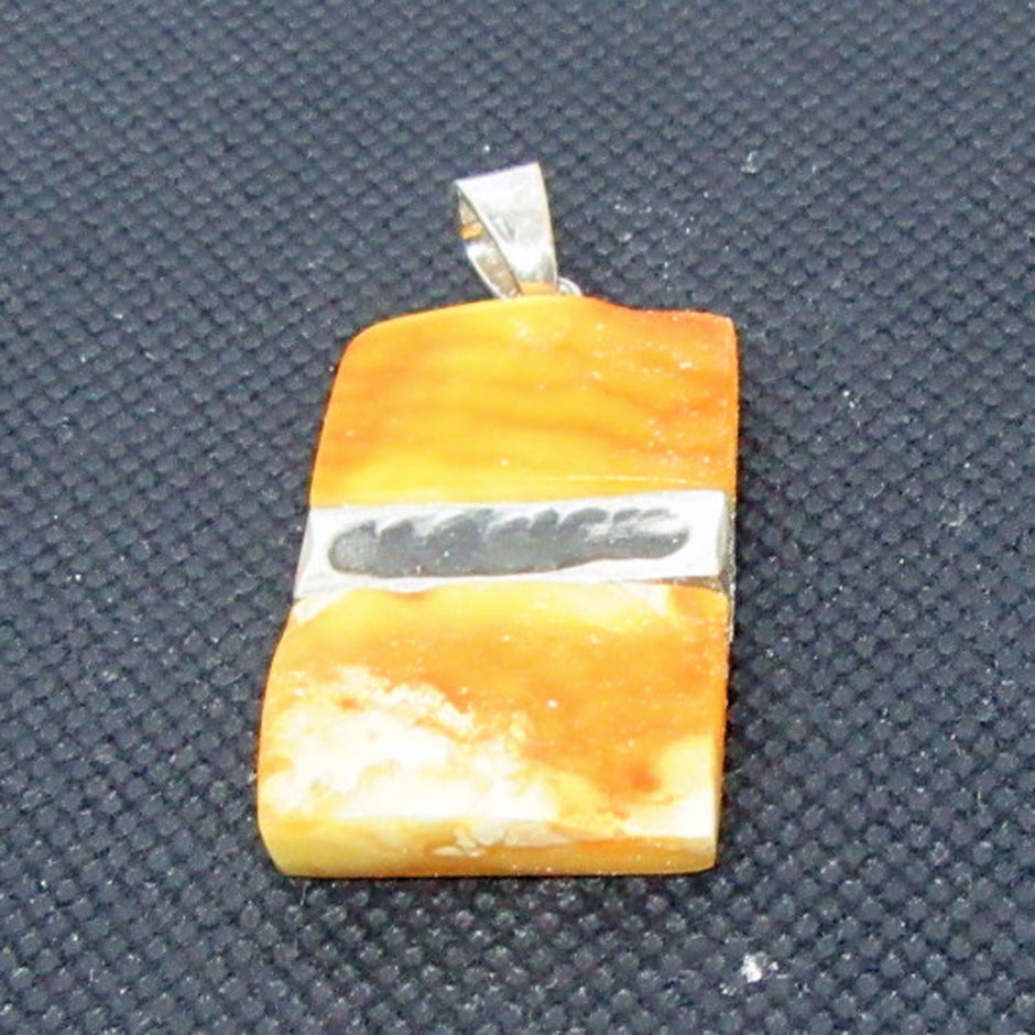 Rechteckiger Anhänger mit Bernstein und Silber von Rügen