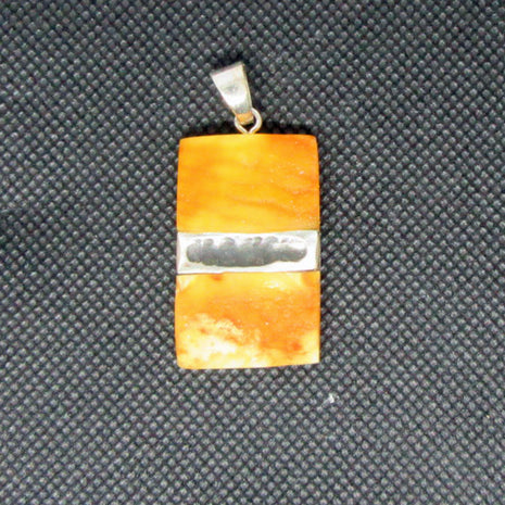 Rechteckiger Anhänger mit Bernstein und Silber von Rügen