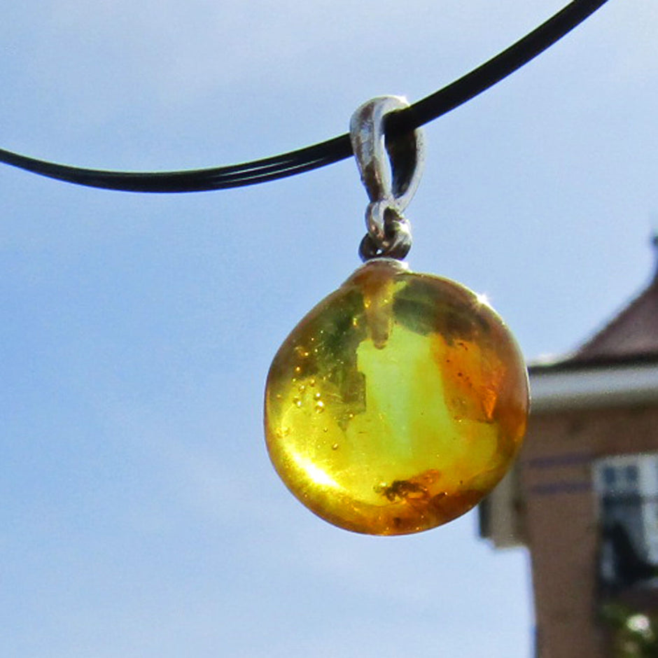 Kleiner Bernsteinanhänger mit Inkluse(Fliege ?)