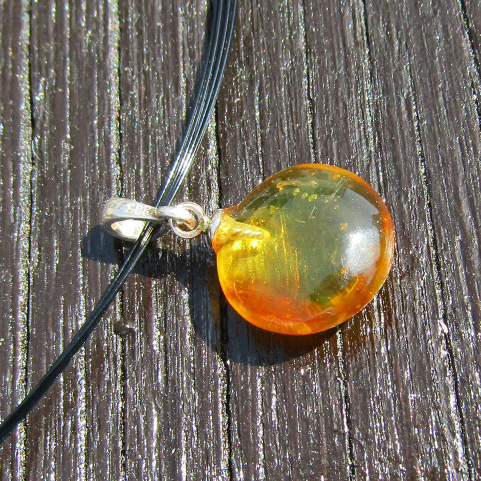 Kleiner Bernsteinanhänger mit Inkluse(Fliege ?)