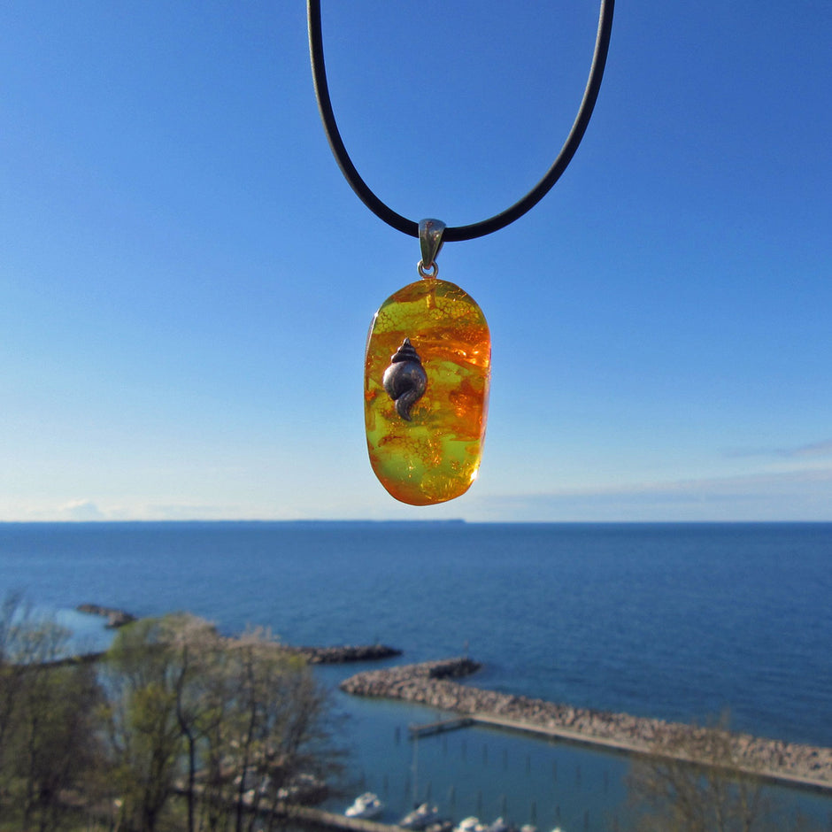 Anhänger aus sonnengelben Bernstein mit silberner Schnecke