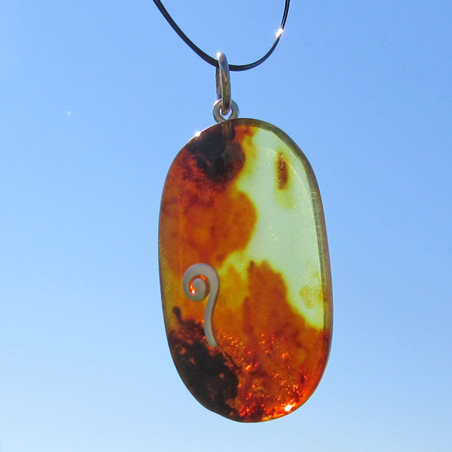 Ovaler Bernsteinanhänger mit Silberspirale, Unikat