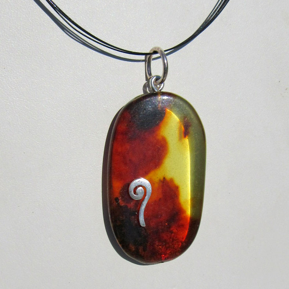 Ovaler Bernsteinanhänger mit Silberspirale, Unikat