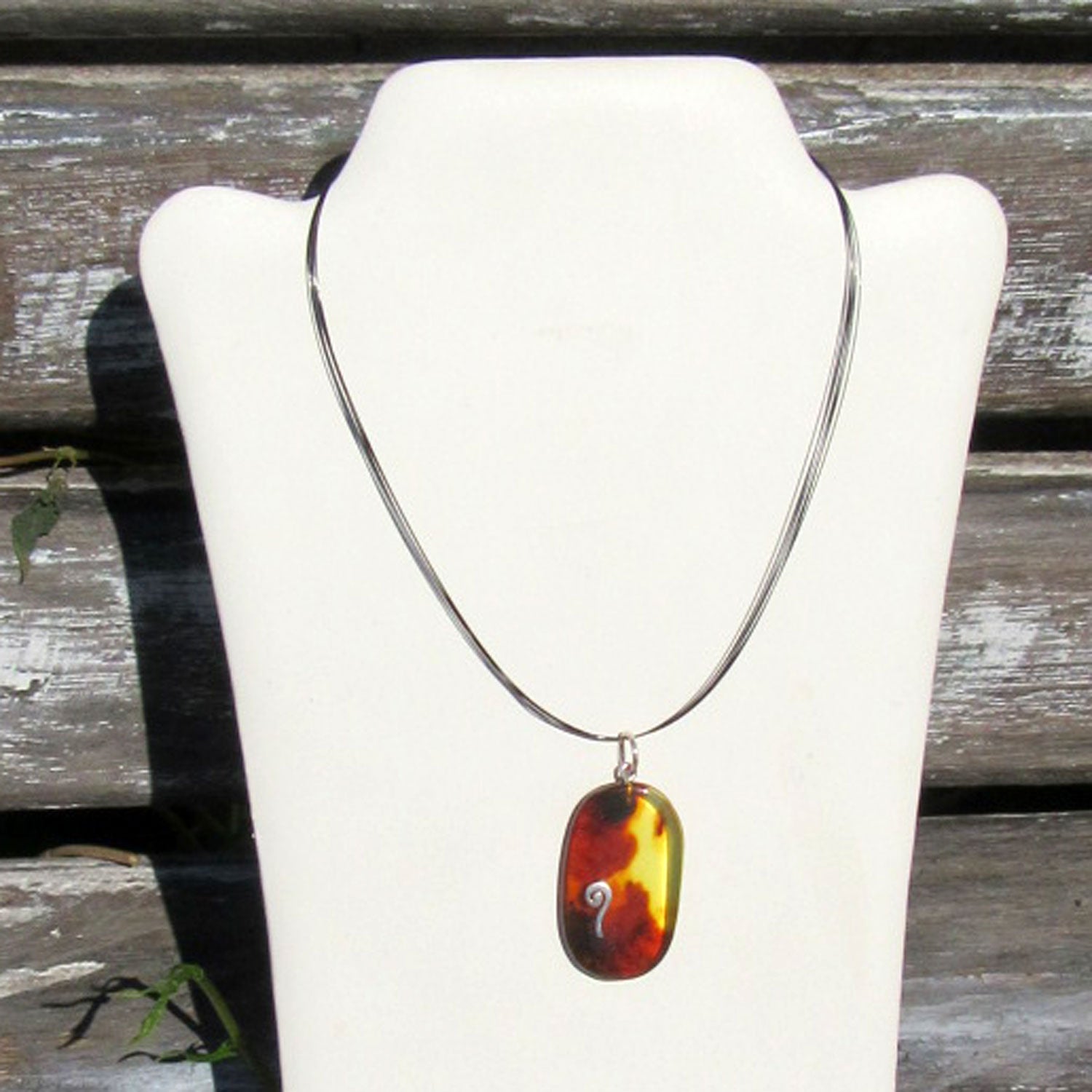 Ovaler Bernsteinanhänger mit Silberspirale, Unikat