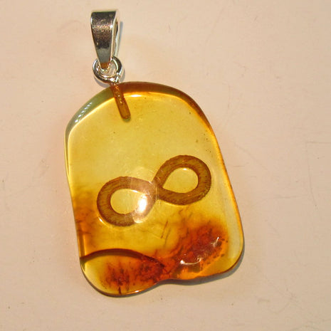 Polierter Bernsteinhänger mit graviertem Unendlichkeitssymbol