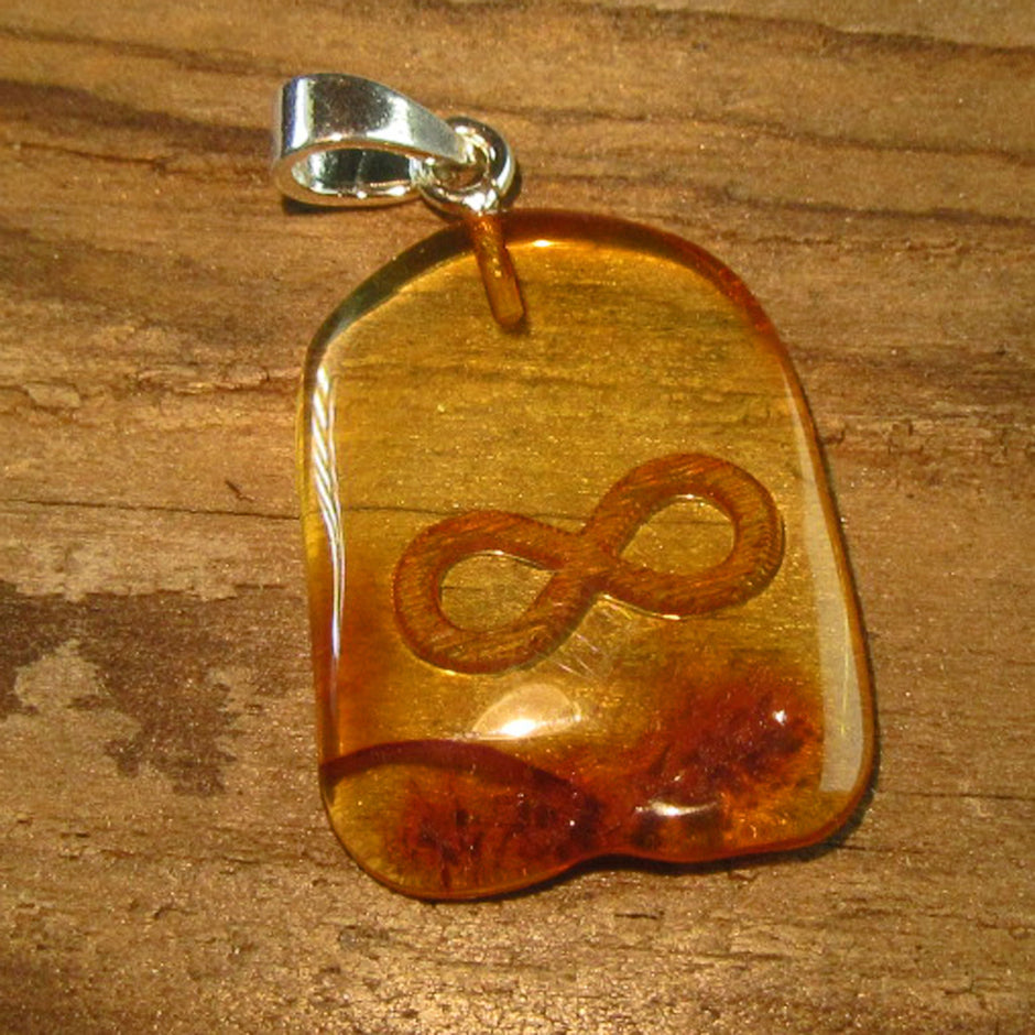 Polierter Bernsteinhänger mit graviertem Unendlichkeitssymbol