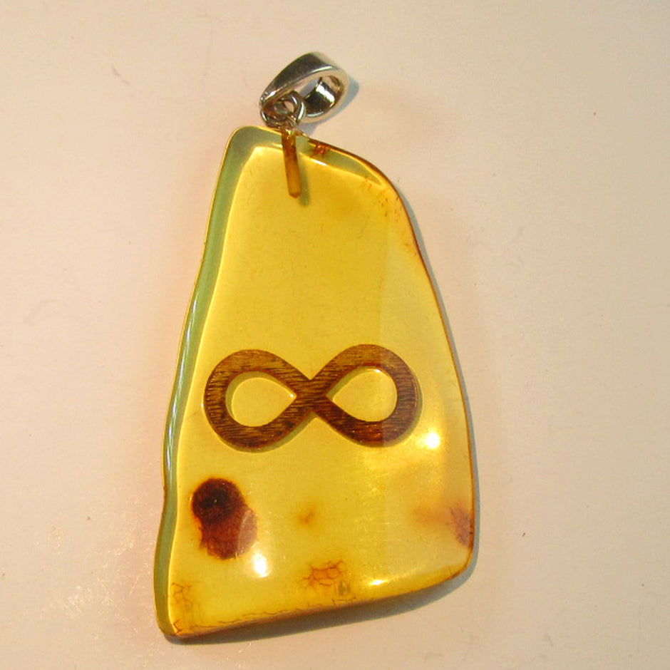 Polierter Bernsteinhänger mit Unendlichkeitssymbol