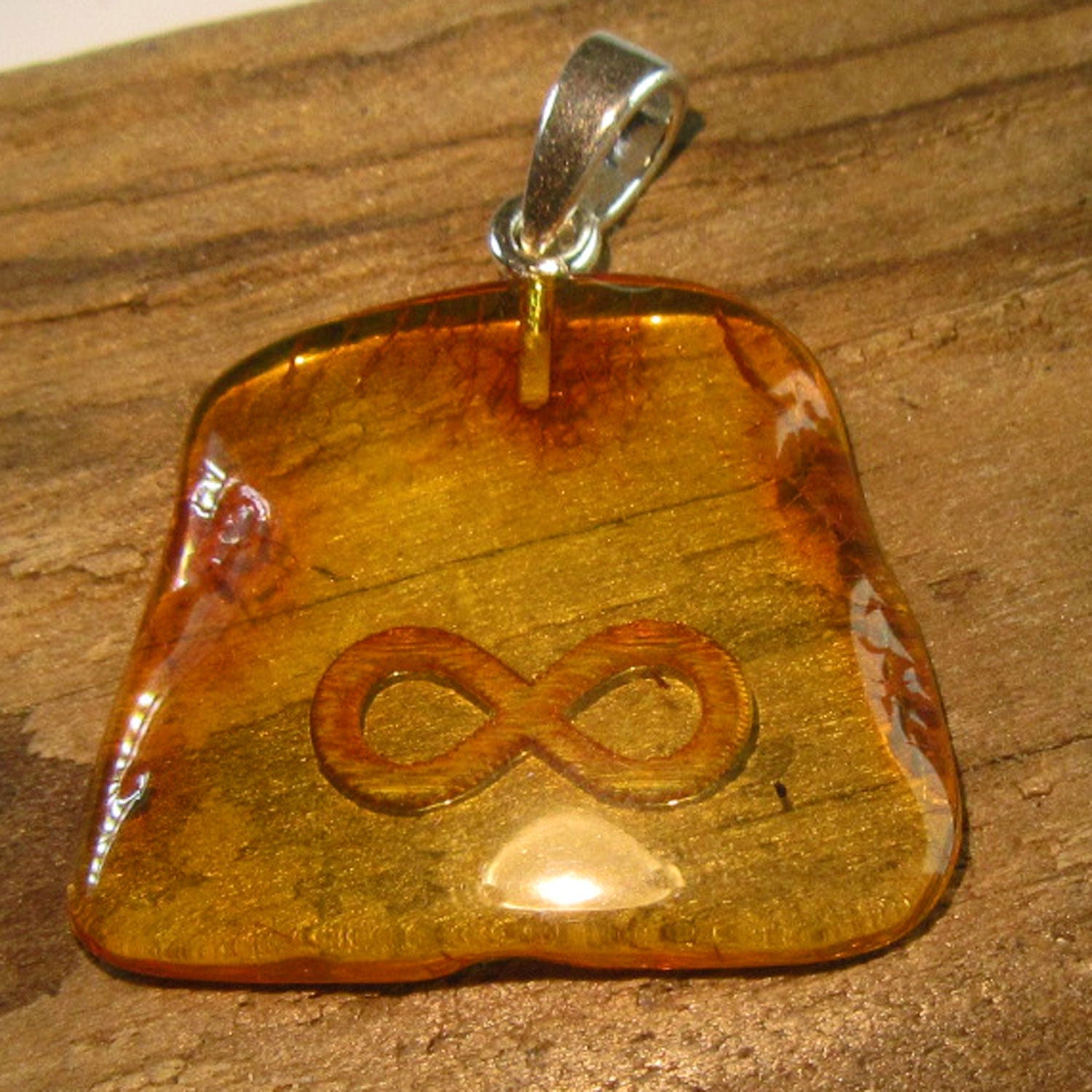 Bernsteinhänger mit graviertem Unendlichkeitssymbol