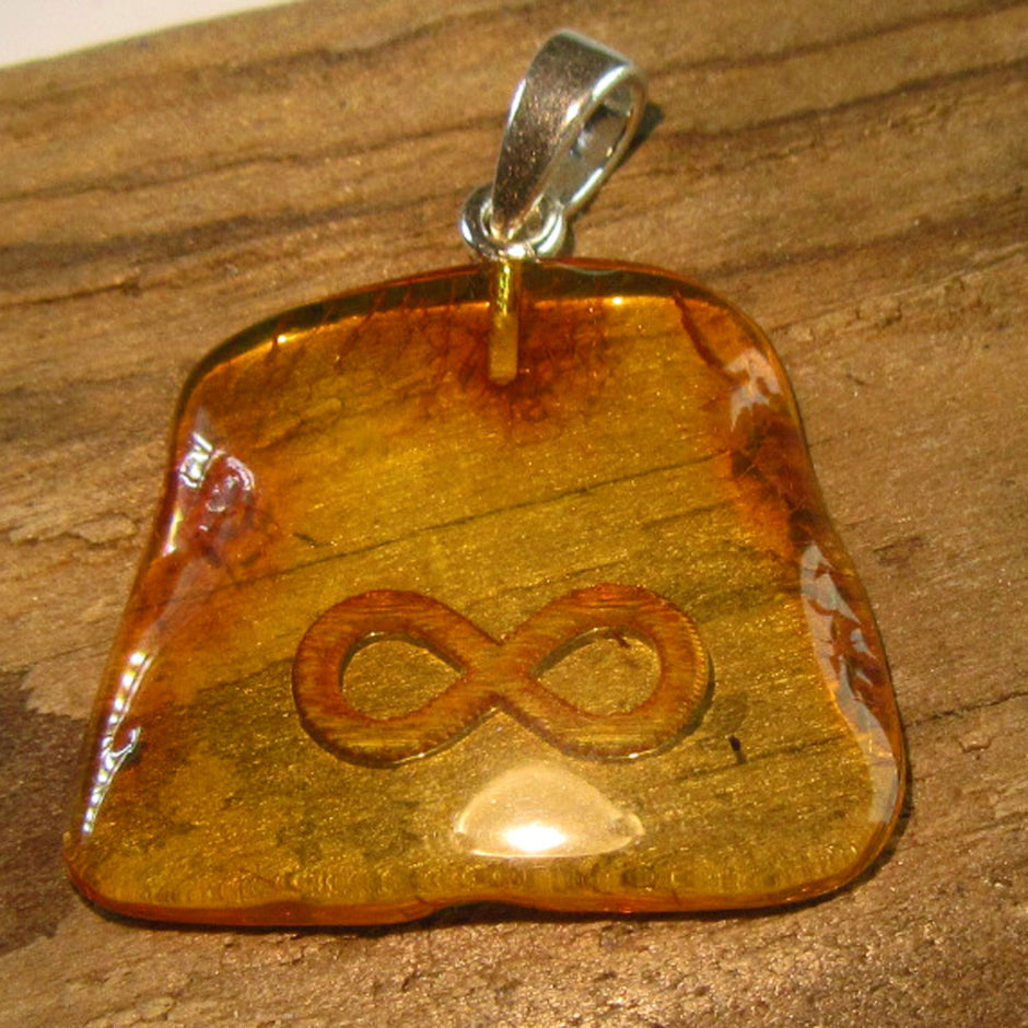 Bernsteinhänger mit graviertem Unendlichkeitssymbol