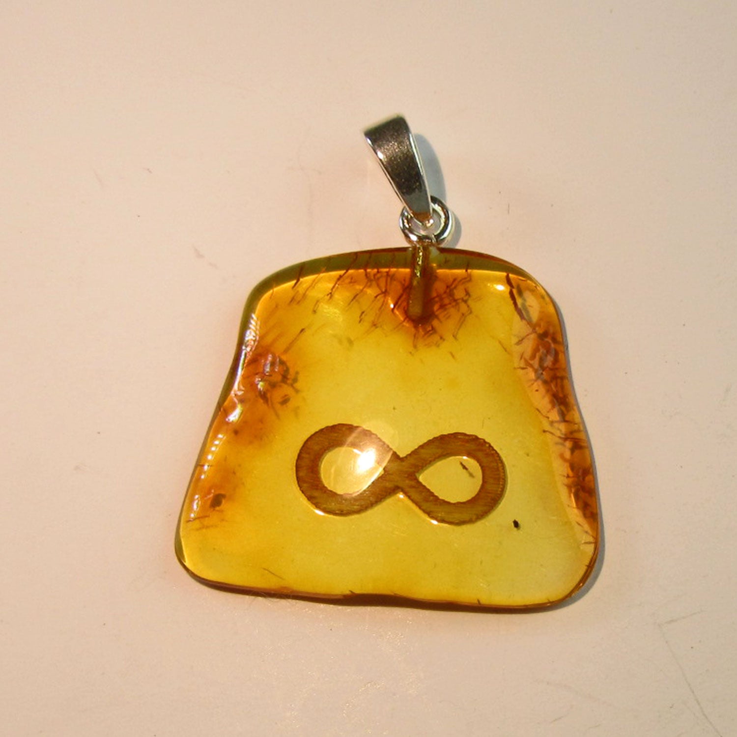 Bernsteinhänger mit graviertem Unendlichkeitssymbol